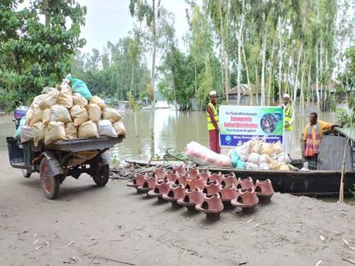 In this flood, cement stoves are being distributed along with emergency dry food